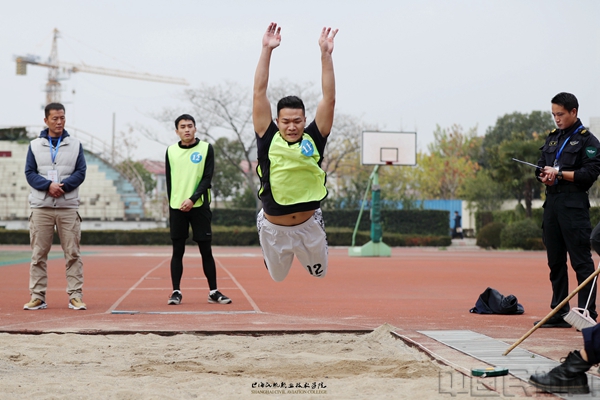 7空保选手在比赛中发扬不怕苦不怕累的铁军作风.jpg 7空保选手在比赛中发扬不怕苦不怕累的铁军作风.jpg