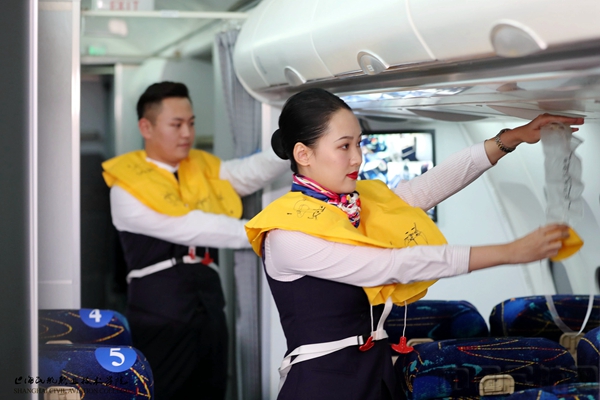 3客舱安全设备演示比赛要求动作规范整齐.jpg 3客舱安全设备演示比赛要求动作规范整齐.jpg